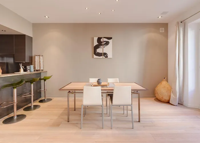 L'elegance A , Central, 1 Min De La